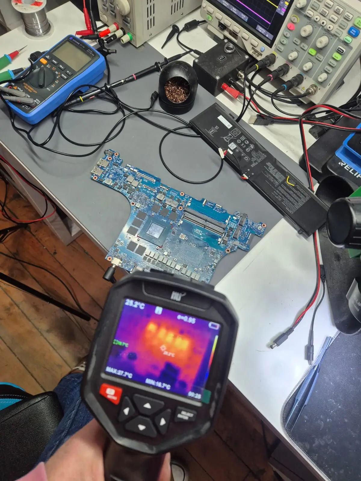 Banco de diagnóstico electrónico para reparación de placas madre de notebook