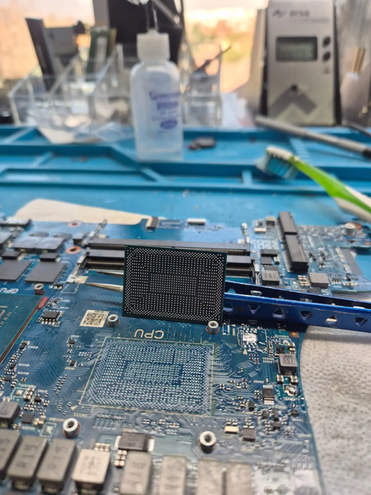 Microsoldadura y reparación de pistas en placa madre de notebook