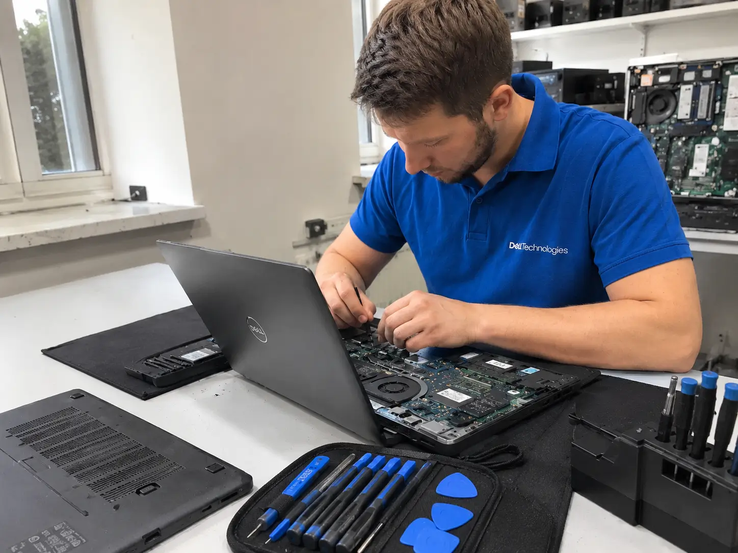 Técnico reparando un notebook Dell abierto en el laboratorio
